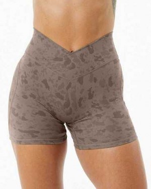 Beige Women's Alphalete Surface Power 5" Shorts | UAE-653942