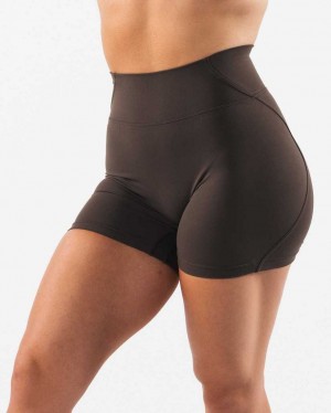 Chocolate Women's Alphalete Aura 5" Shorts | UAE-452617